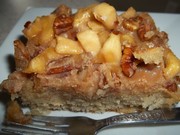 Gâteau aux pommes, sauce au caramel et aux pacanes