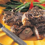 Steaks d'agneau piqu&eacute;s &agrave; l'ail 