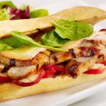 Ciabatta grill&eacute;es &agrave; la saucisse Toulouse, pommes caram&eacute;lis&eacute;s et fondant d'Oka