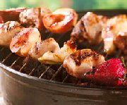 Brochettes de poulet et de fruits, sauce cr&egrave;me &agrave; l'&eacute;rable