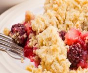 Croustade aux framboises et aux m&ucirc;res