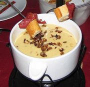 Fondue au fromage maison, garniture aux échalotes caramélisées