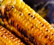 Ma&iuml;s grill&eacute; dans ses feuilles