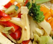 Nouilles sautées aux légumes et au tofu 
