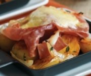 Pommes de terre rissol&eacute;es au prosciutto, gratin&eacute;es &agrave; la Raclette Fritz