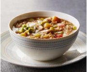 Potage &agrave; l'orge avec poulet, fromage (queso) et avocat