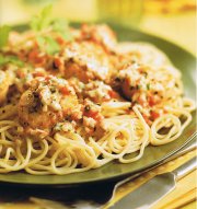 Spaghettini aux pétoncles, poivron rouge et coriandre